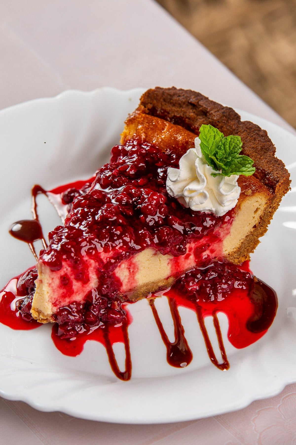 Eggless red velvet cheesecake